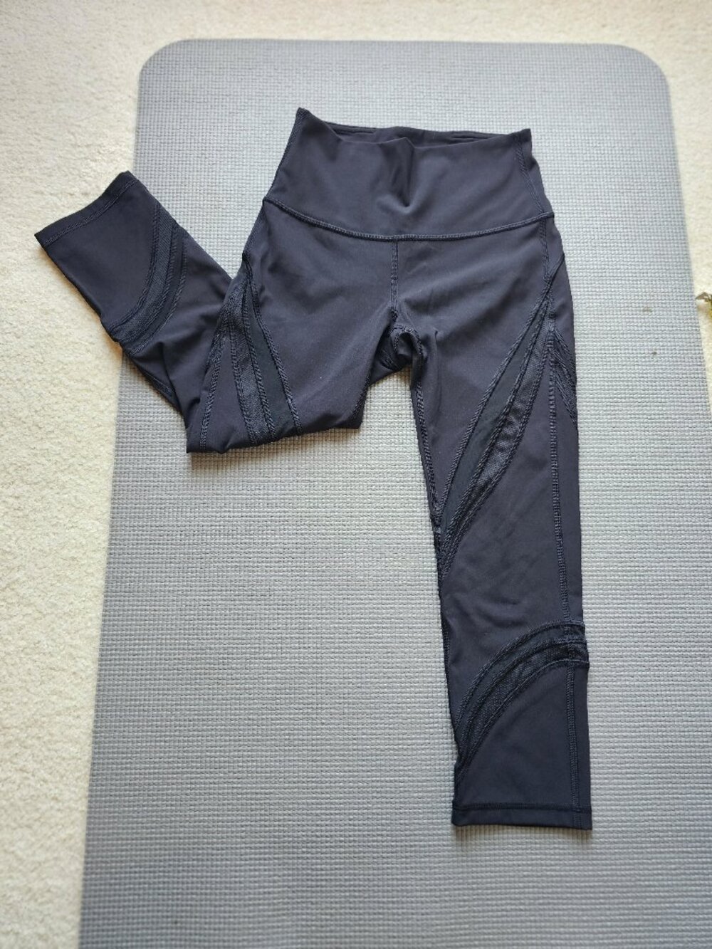 EUC lululemon crop leggings size 4 black